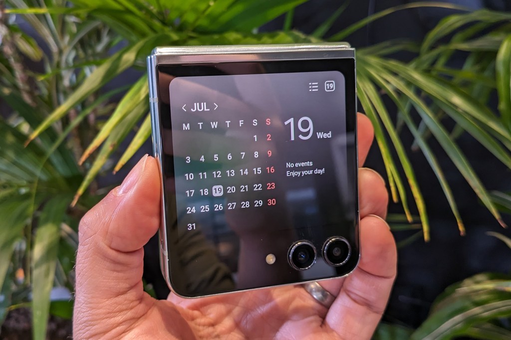 Samsung Galaxy Z Flip 5 hands-on calendar widget