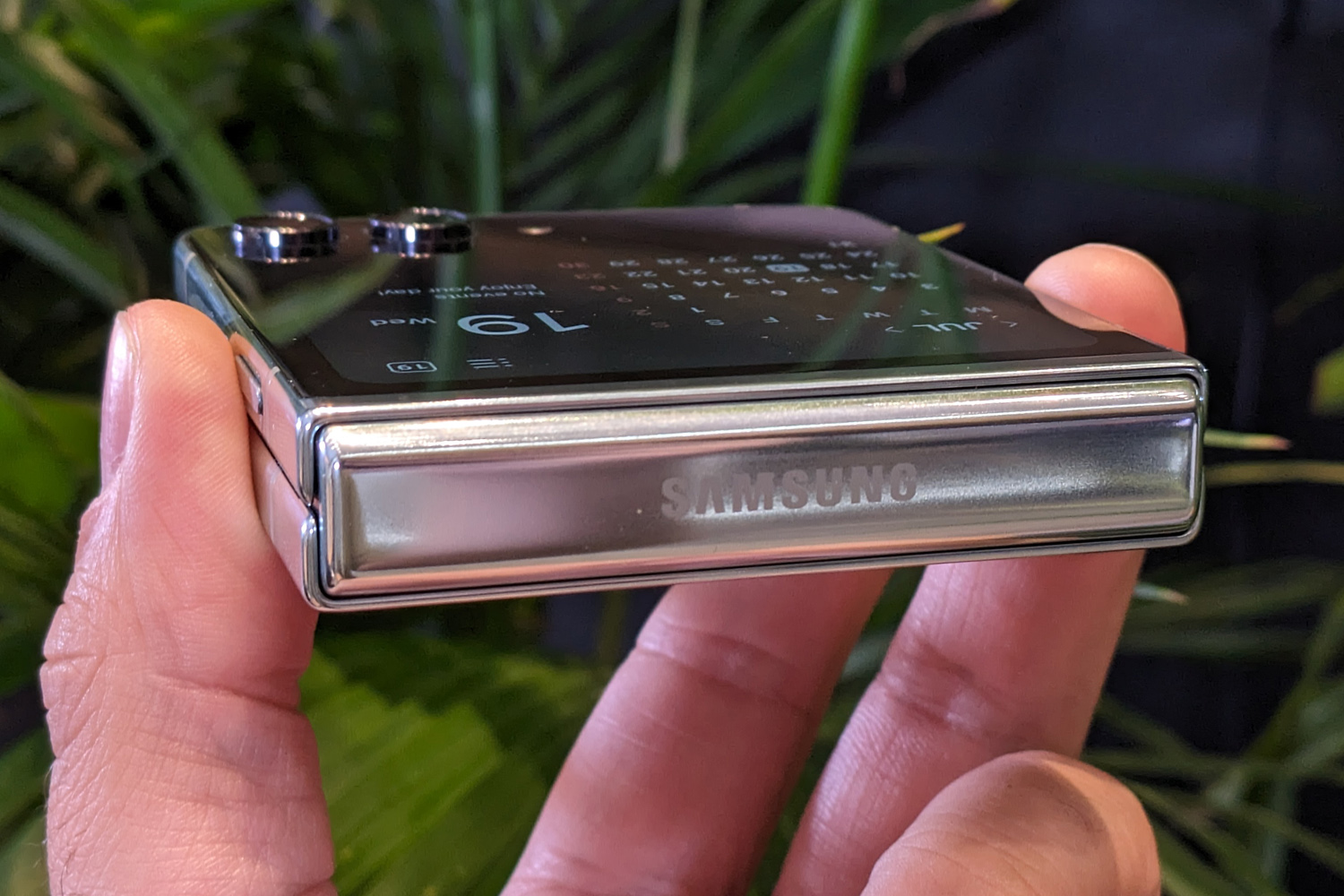 Samsung Galaxy Z Flip 5 hands-on in hand hinge